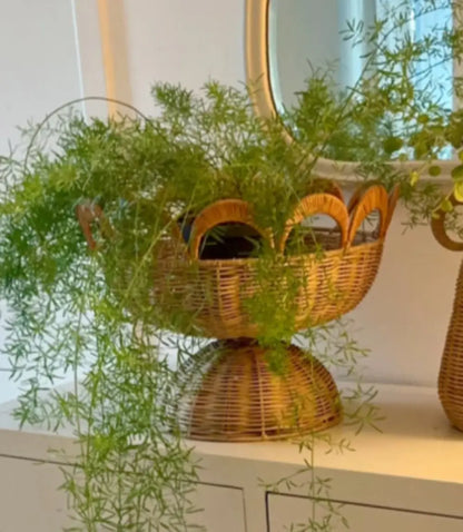Cestino in rattan utilizzato come centrotavola decorativo